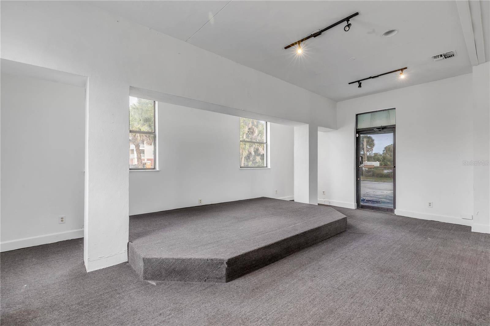 109 N Cswy, New Smyrna Beach, FL 32169