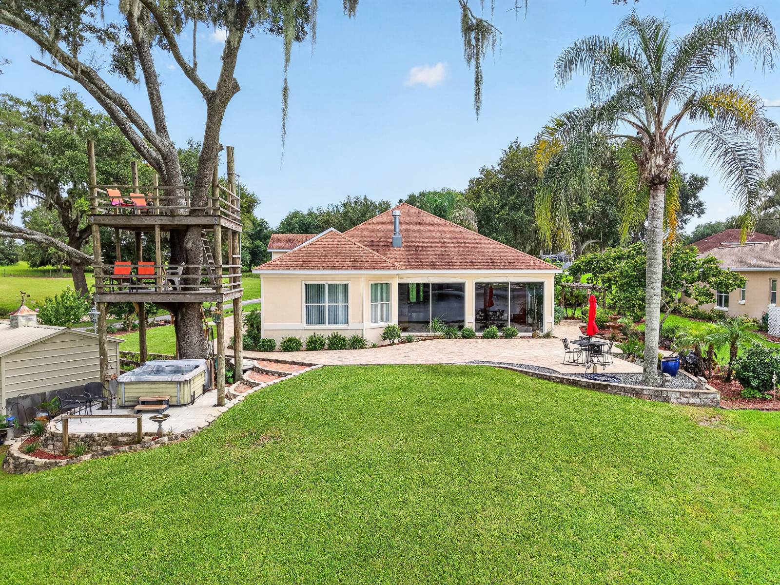 1833 Shore Line Dr, Leesburg, FL 34748