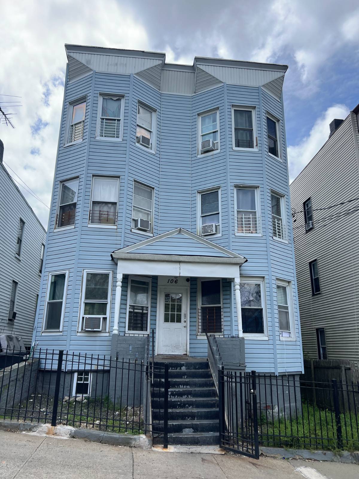 106 Ash St