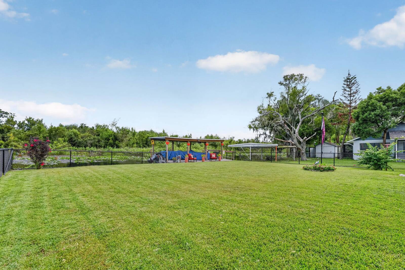 28050 Lois Drive, Tavares, FL 32778