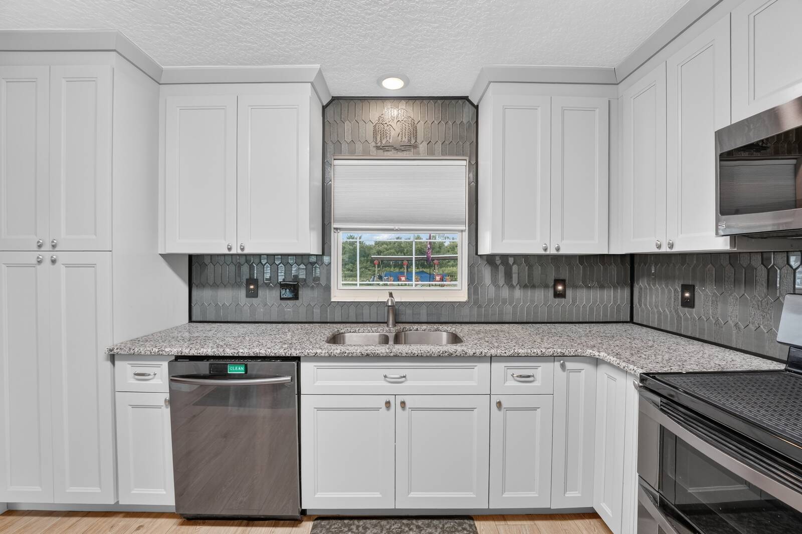 28050 Lois Drive, Tavares, FL 32778