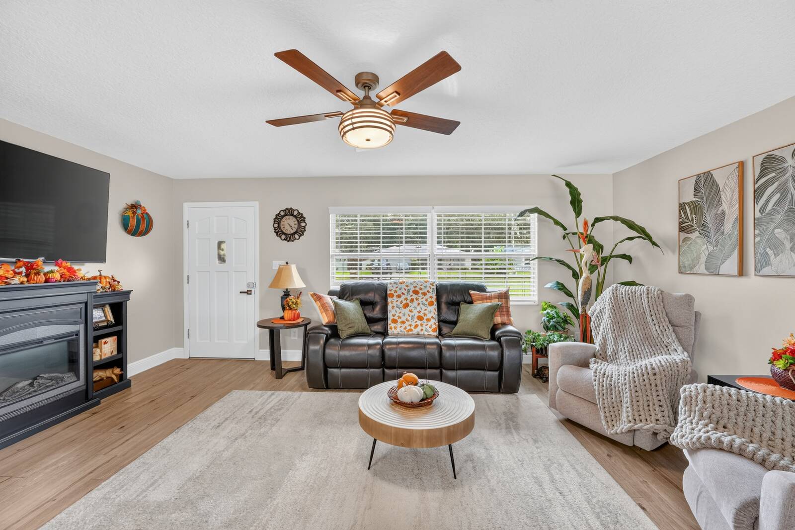 28050 Lois Drive, Tavares, FL 32778