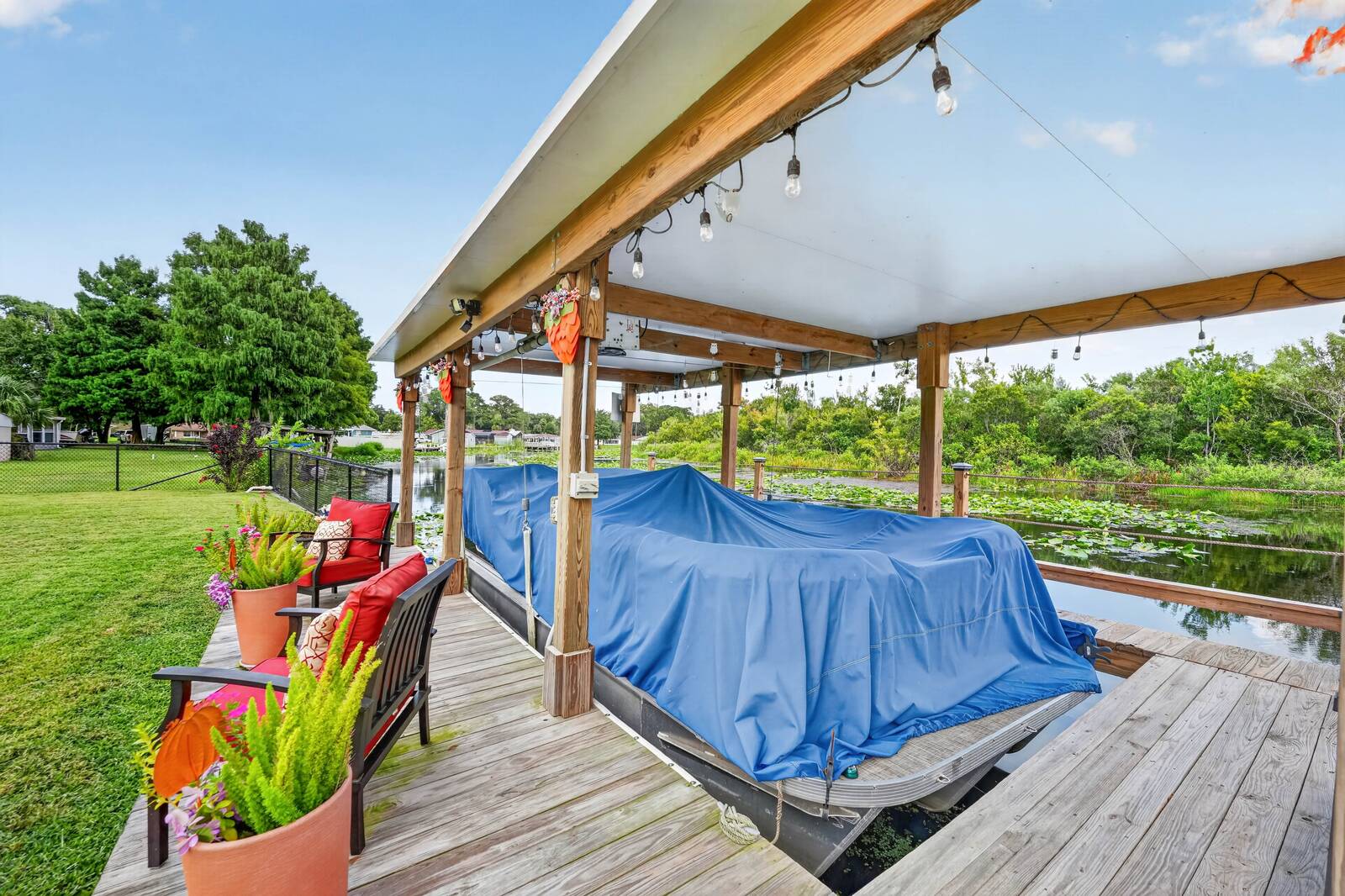 28050 Lois Drive, Tavares, FL 32778