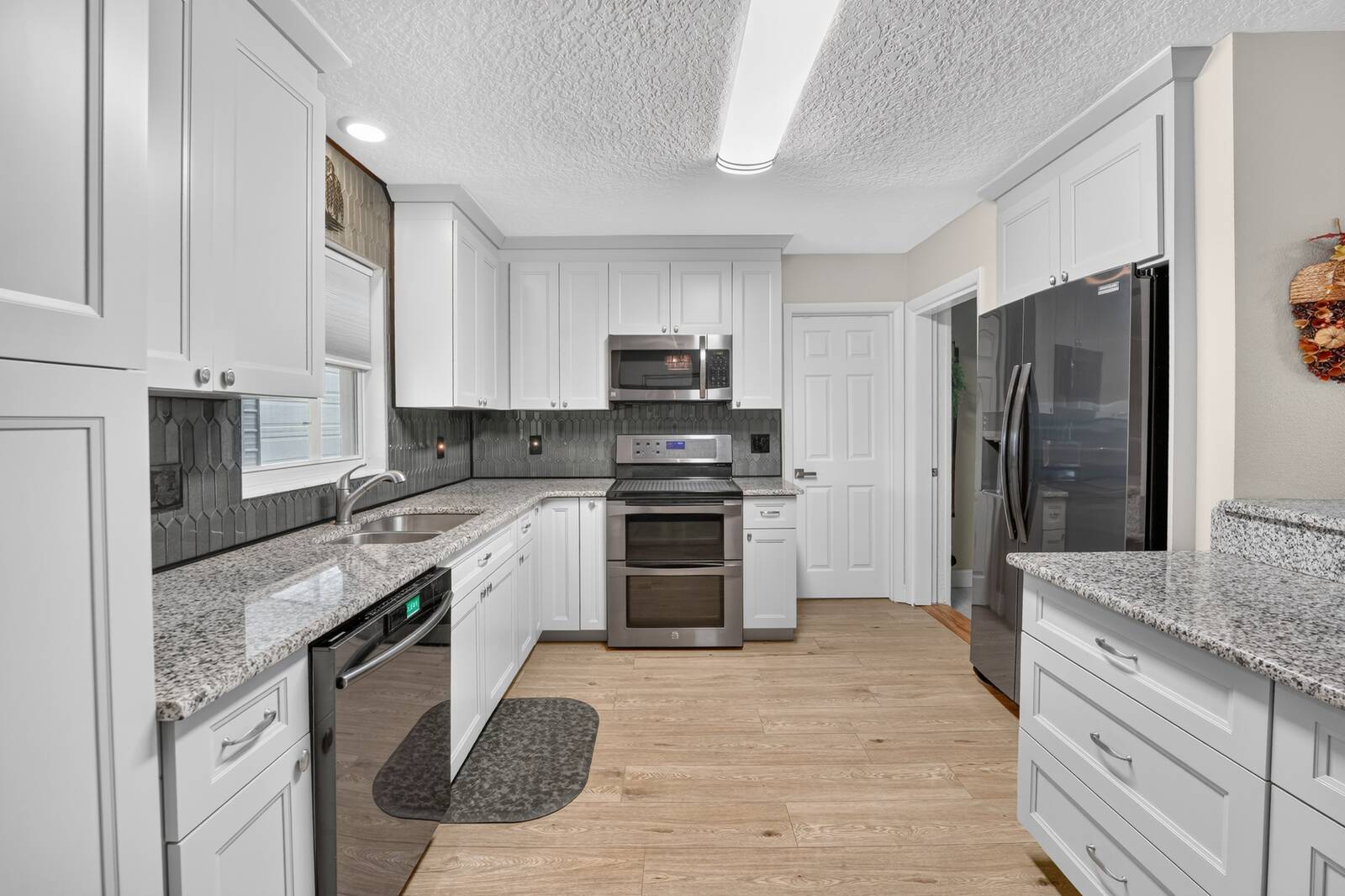 28050 Lois Drive, Tavares, FL 32778