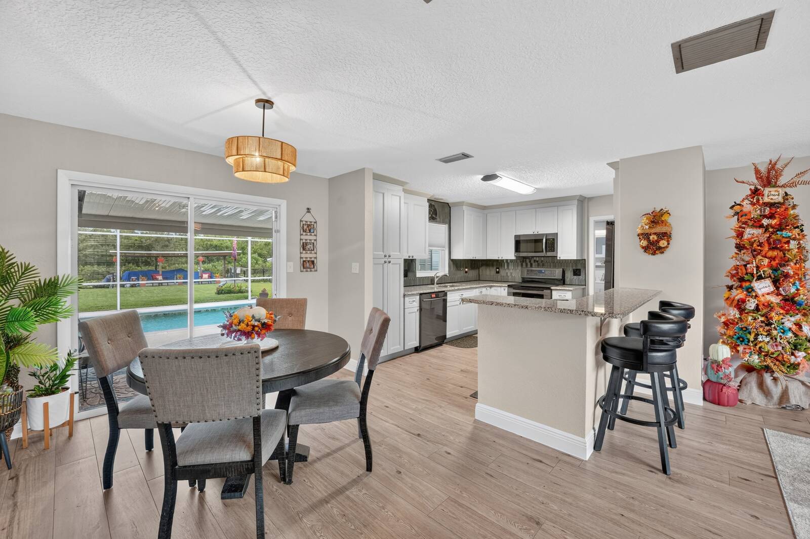28050 Lois Drive, Tavares, FL 32778