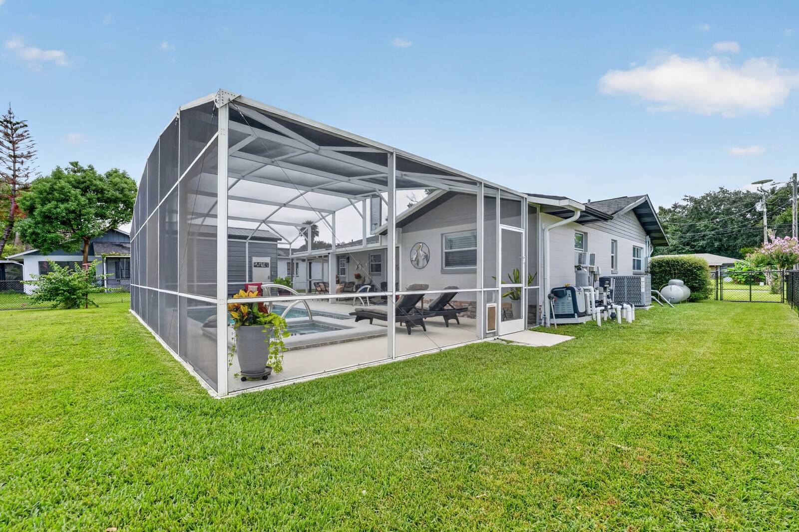 28050 Lois Drive, Tavares, FL 32778