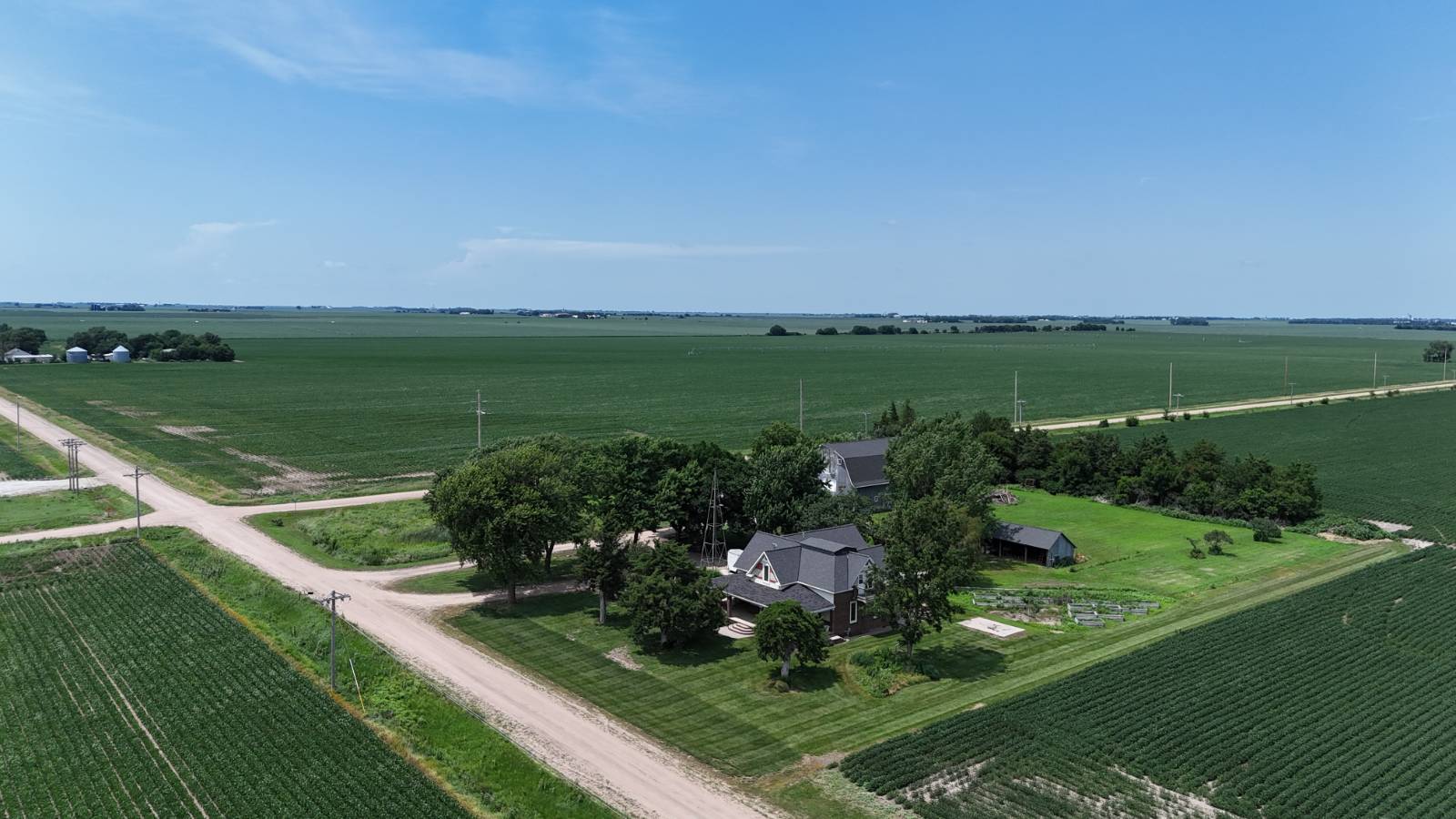 Photo 17 of 25 of home listing at 1701 E 17 Road, Aurora, NE 68818