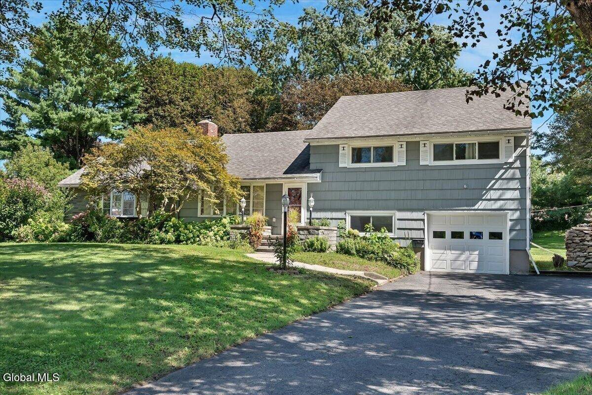 10 Eastland Avenue