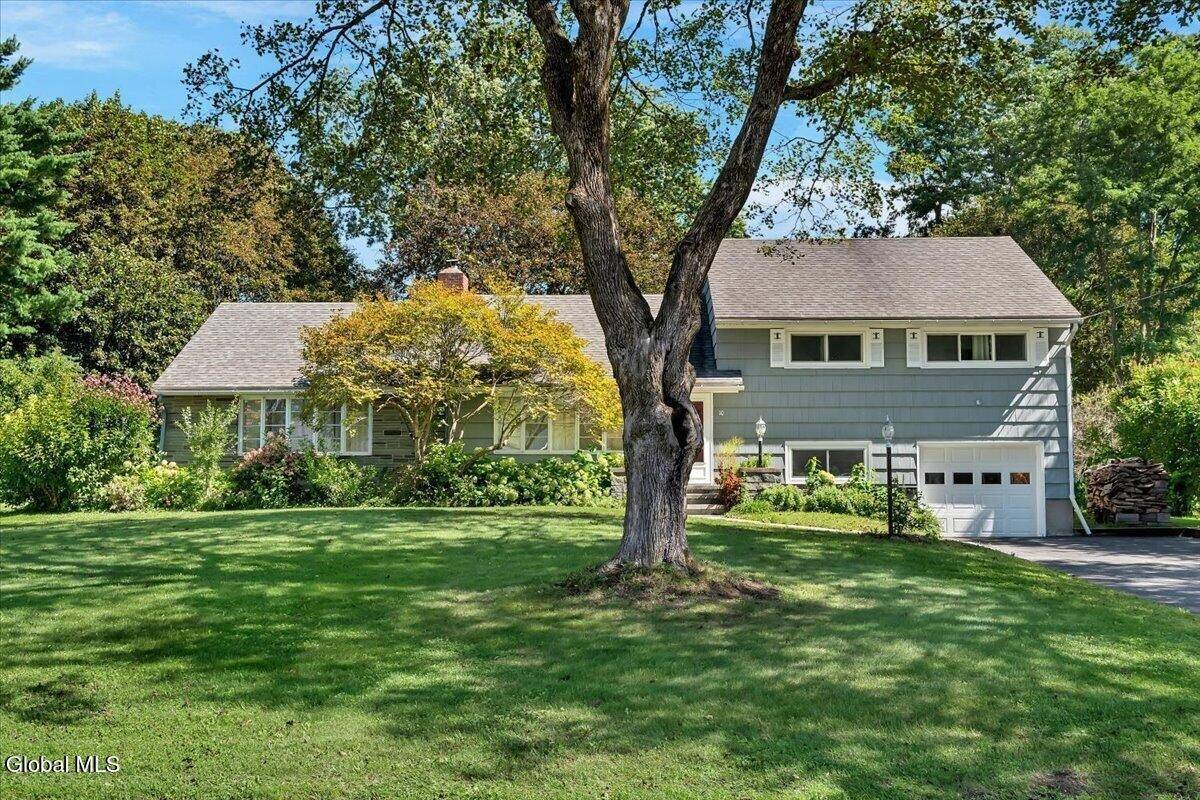 10 Eastland Avenue
