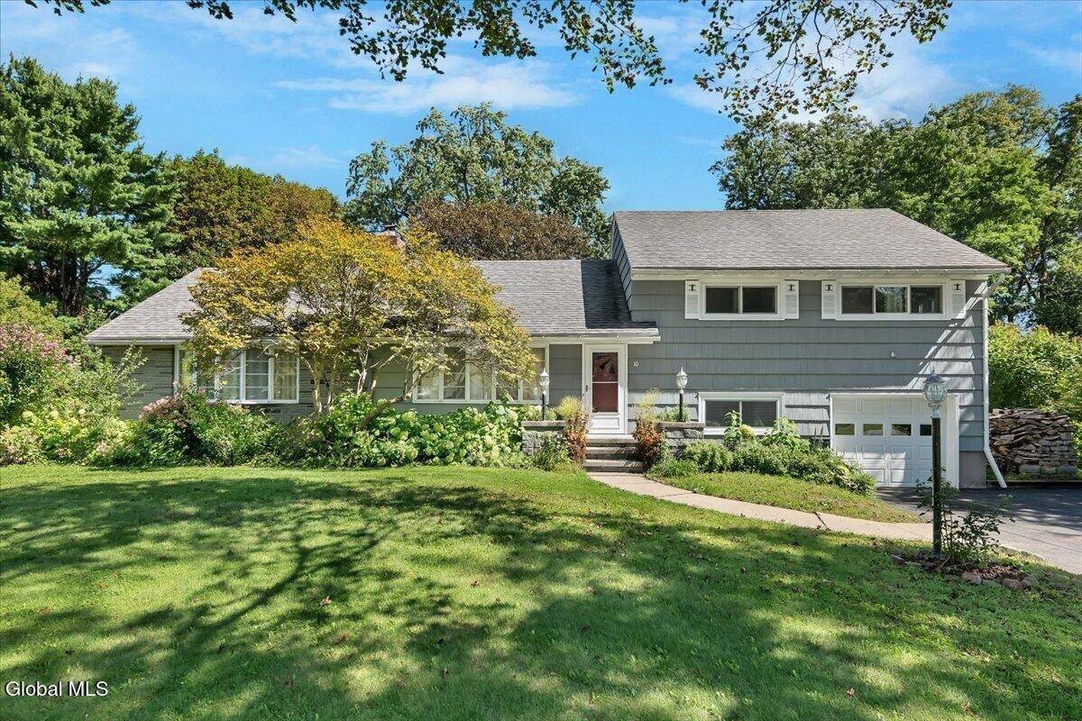 10 Eastland Avenue