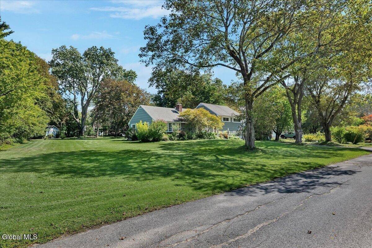 10 Eastland Avenue