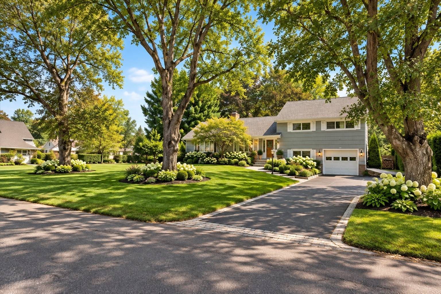 10 Eastland Avenue