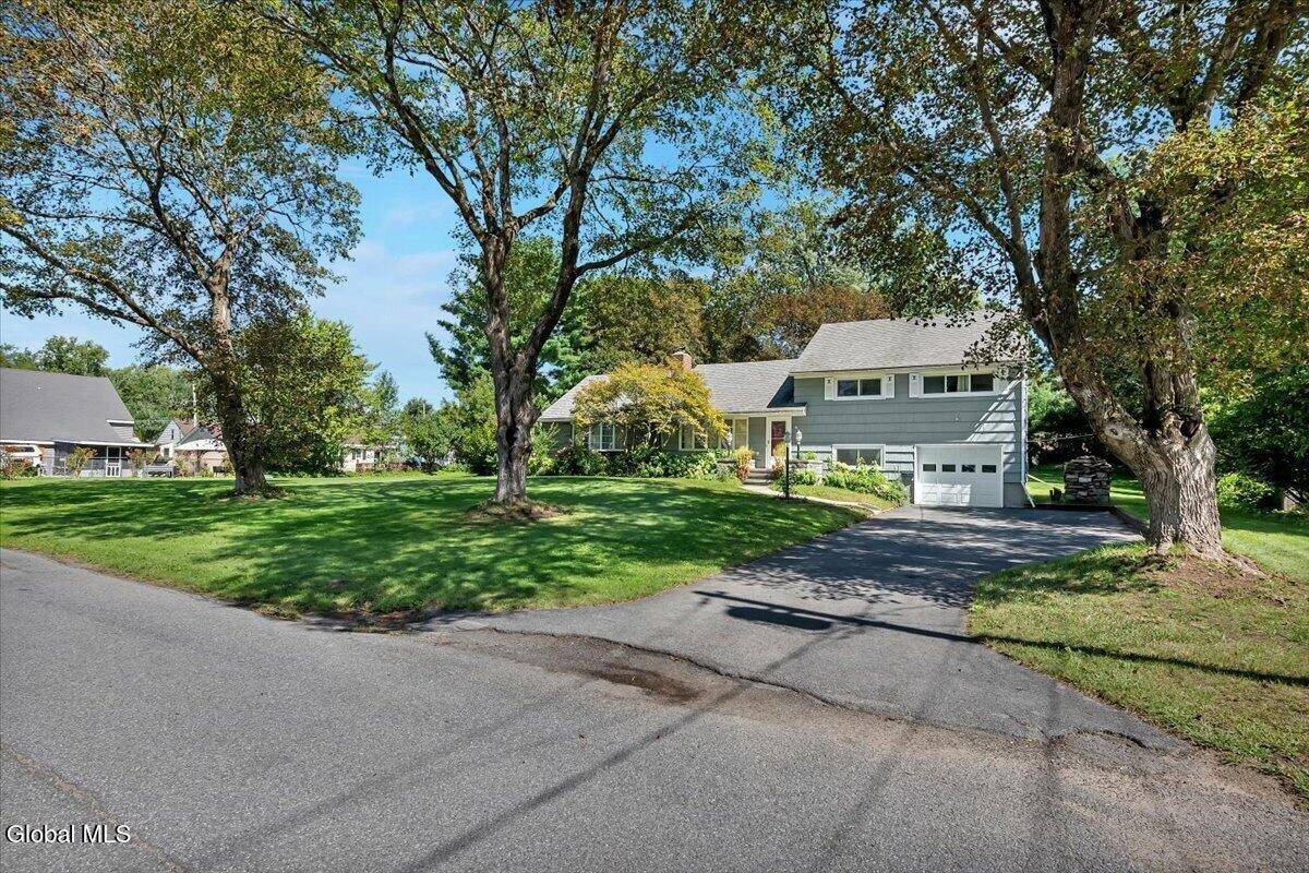 10 Eastland Avenue