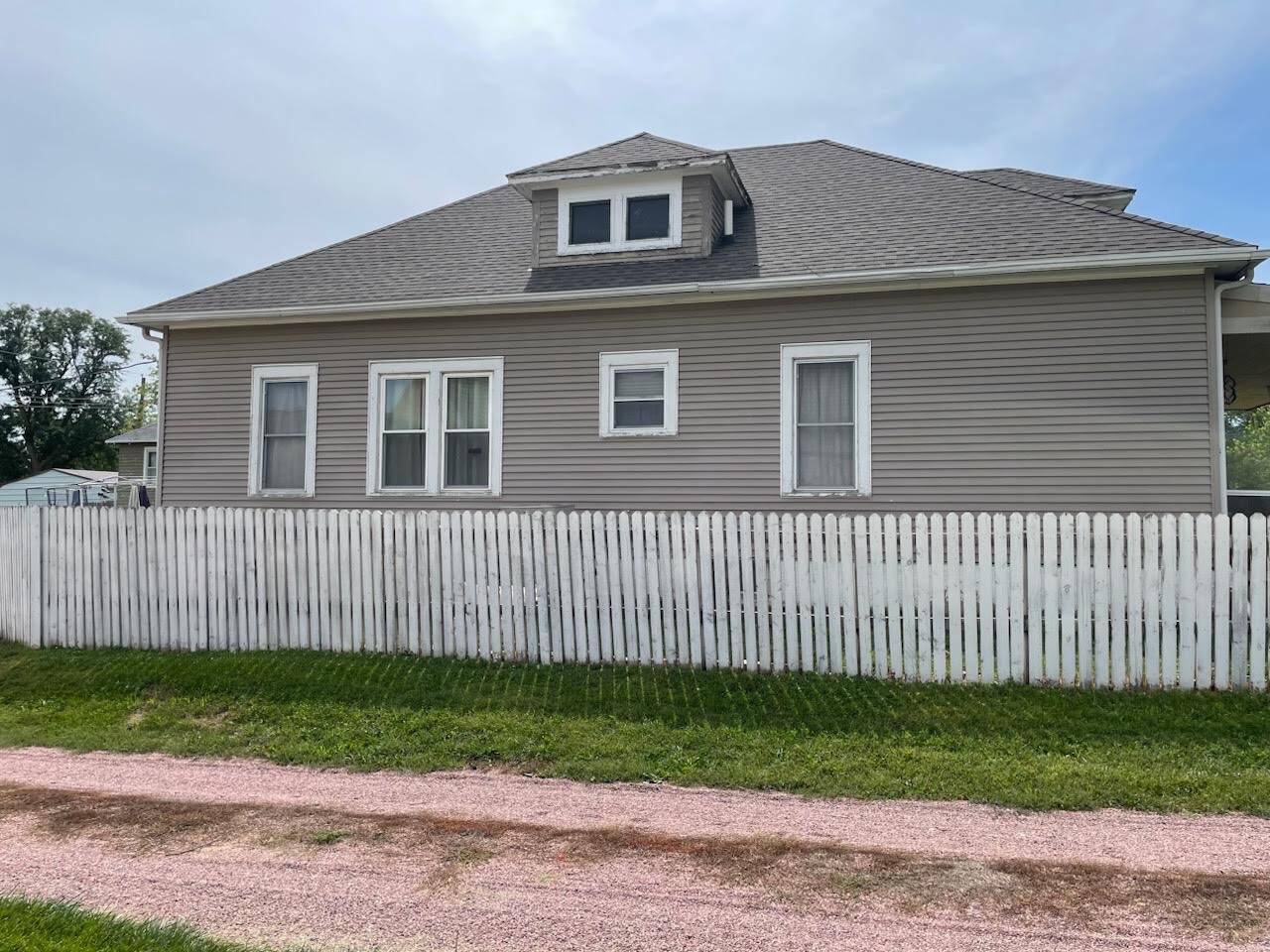 Photo 3 of 10 of home listing at 1105 Redick Ave, Creighton, NE 68729