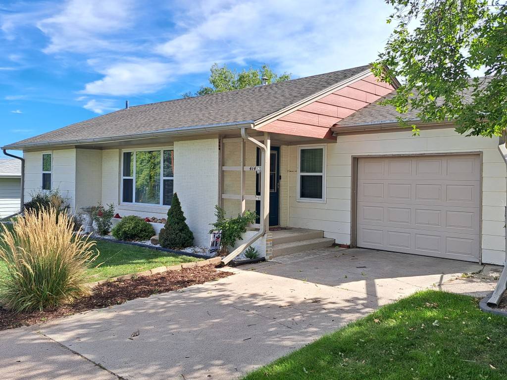 Photo 2 of 29 of home listing at 414 Henkens Drive, Chadron, NE 69337