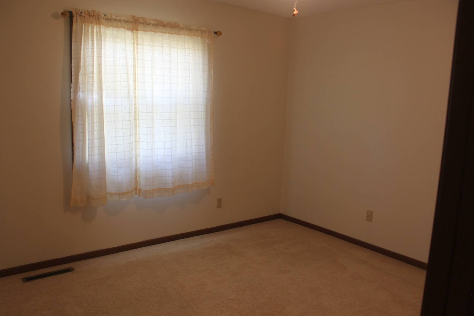 Photo 8 of 17 of home listing at 604 Annie St, Newcastle, NE 68757