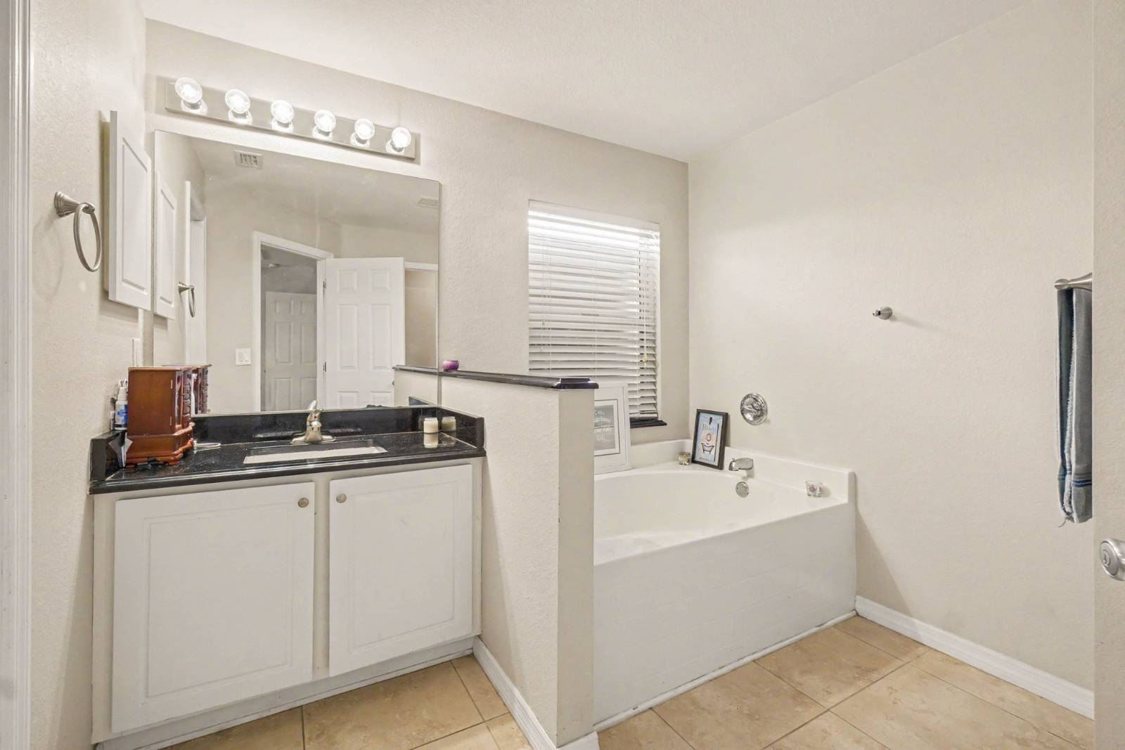 2004 NW 23rd Ter, Cape Coral, FL 33993