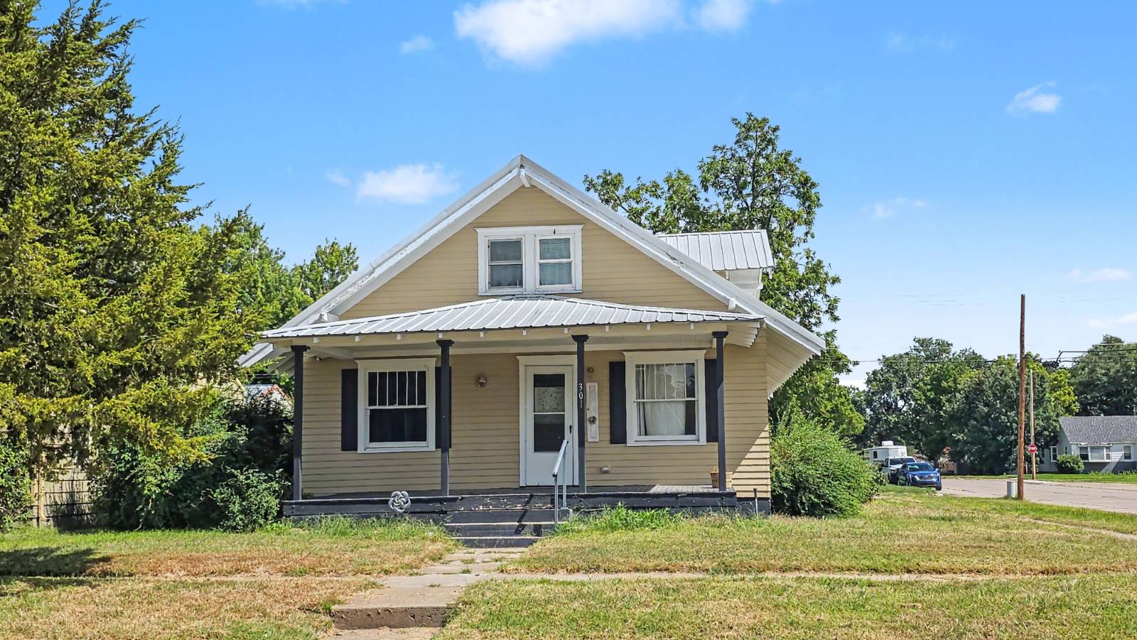 Photo 1 of 26 of home listing at 301 W 3rd St, Oshkosh, NE 69154