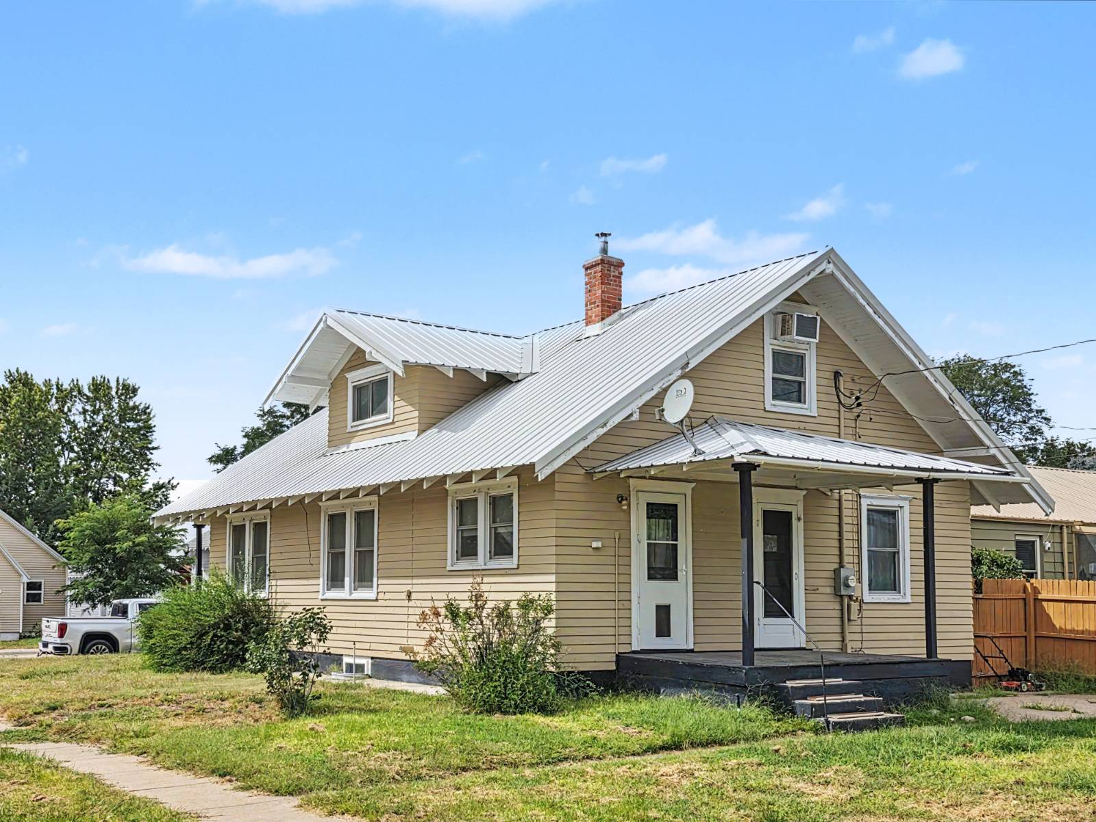 Photo 4 of 26 of home listing at 301 W 3rd St, Oshkosh, NE 69154