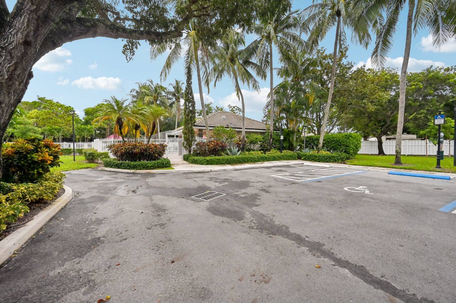 6520 NW 41st Ter, Coconut Creek, FL 33073