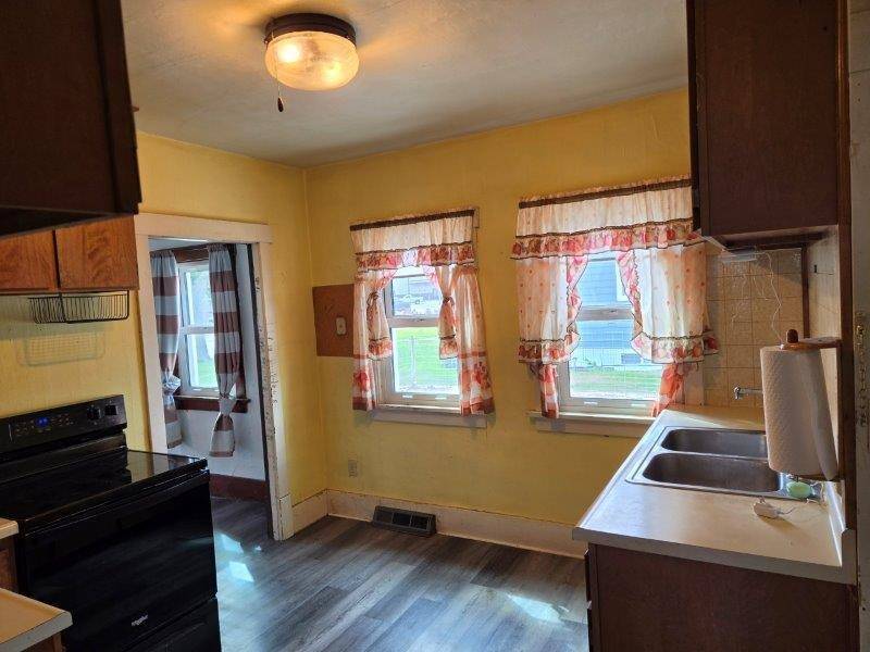 Photo 11 of 16 of home listing at 230 East 5th Street, Imperial, NE 69033