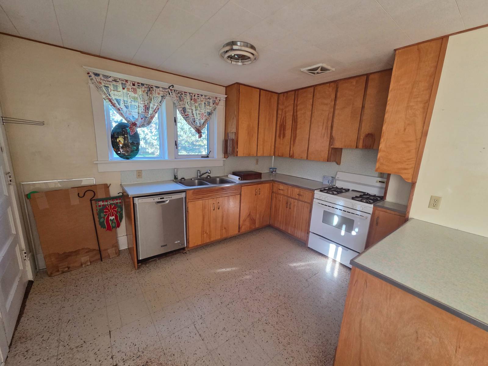 Photo 15 of 23 of home listing at 416 North Main St, Gordon, NE 69343