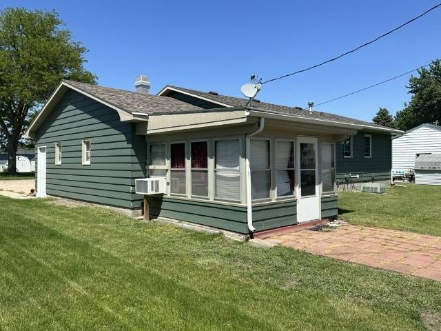 Photo 4 of 27 of home listing at 213 E Davis Street, O'neill, NE 68763