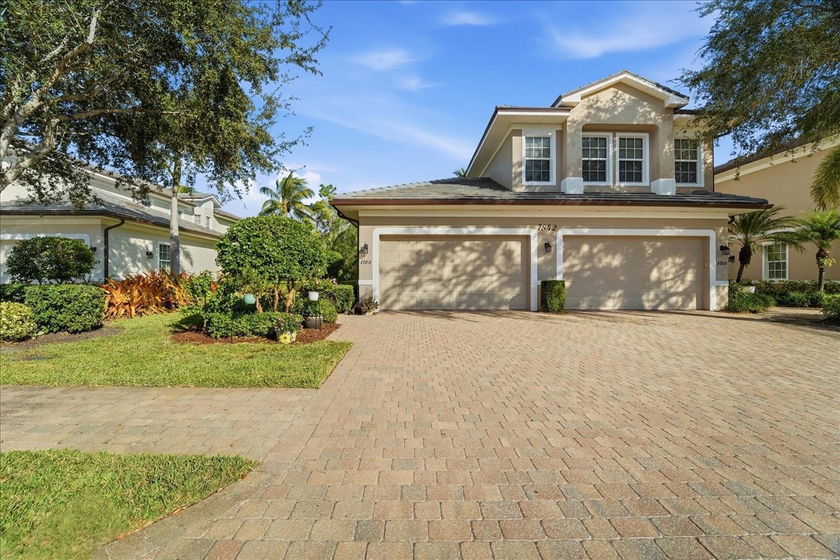7842 Hawthorne Dr, #1703, Naples, FL 34113