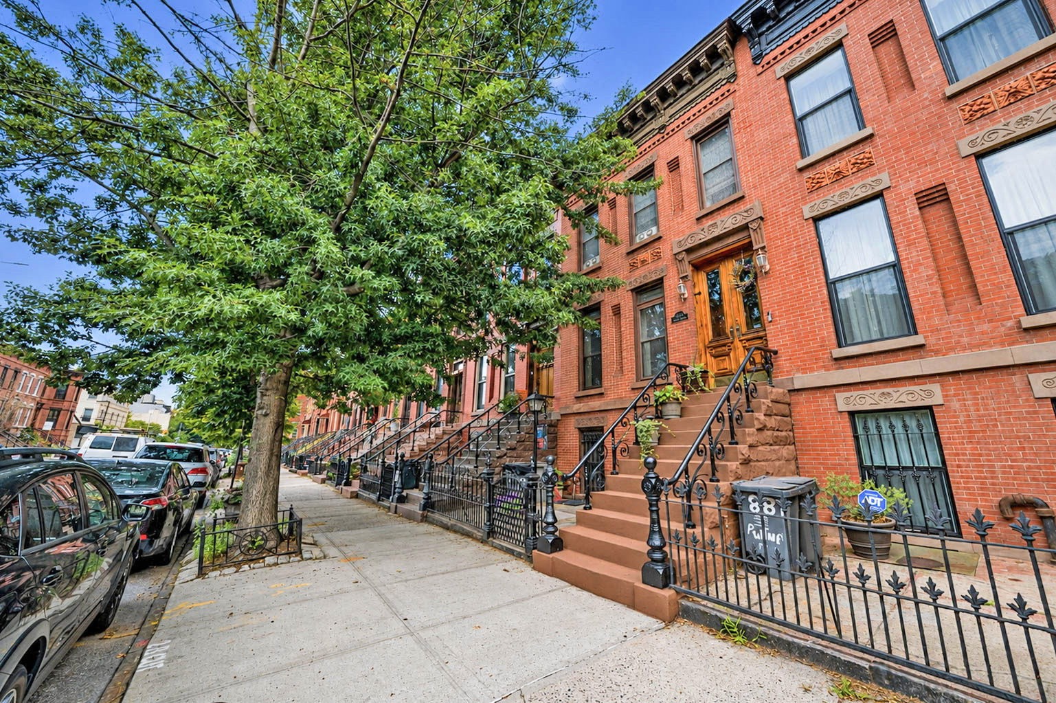 885A Putnam Ave