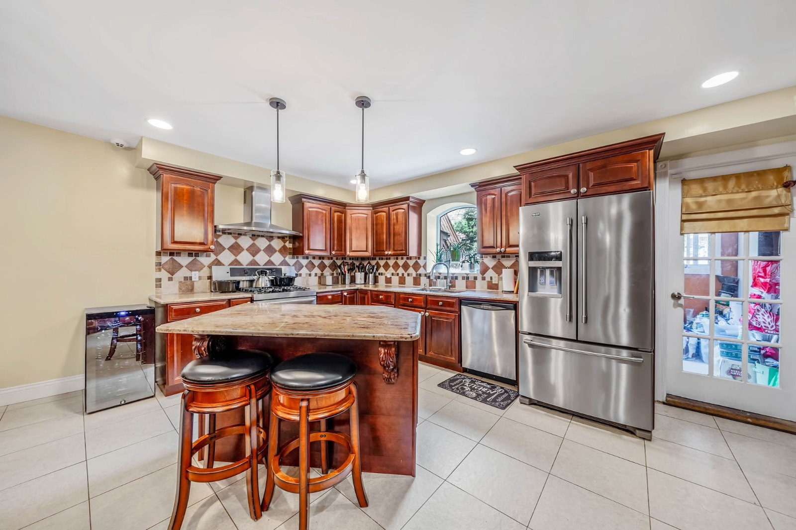 885A Putnam Ave