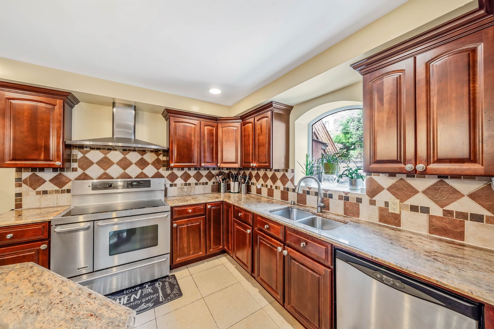 885A Putnam Ave