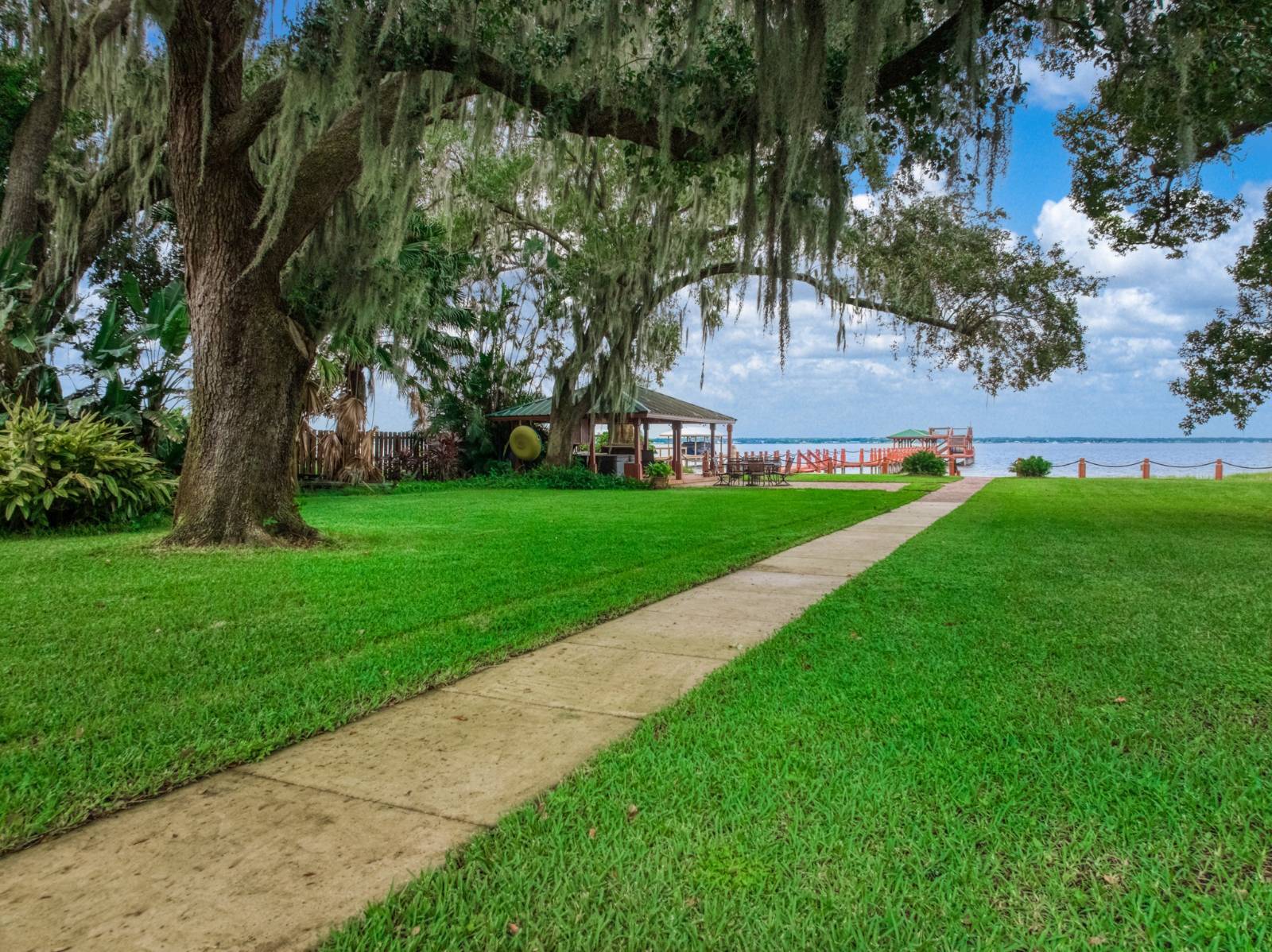 1209 Lakeview Dr, Sebring, FL 33870