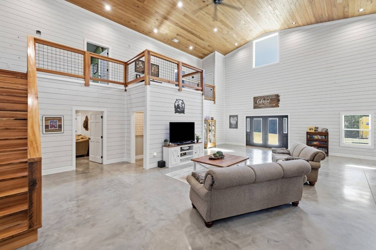 5279 State Line Road East