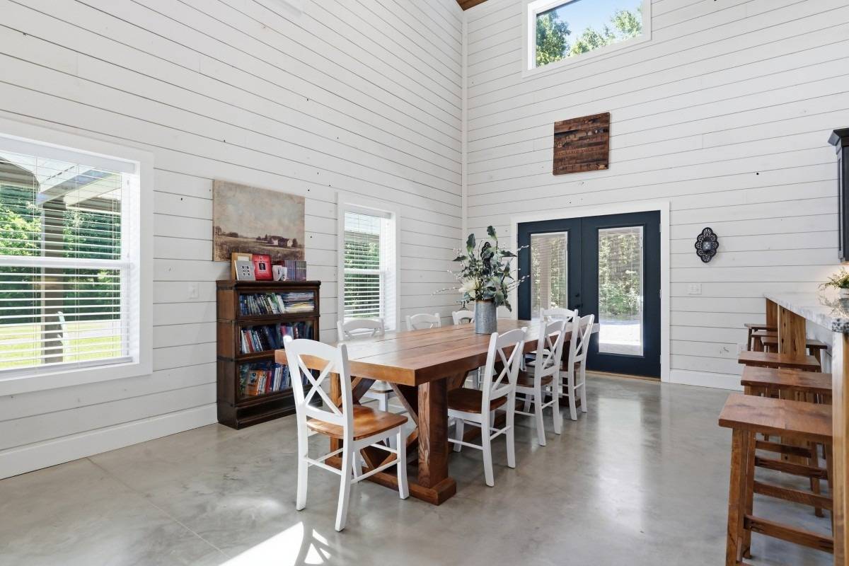 5279 State Line Road East